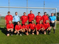 SC Uttenreuth</p>
<p>Hinten von links: Ralf Klieber, Guido Beck, Volker Werthan, Andre Fister, Clark Marston, Tobias Moll, Schiri Harald Heißenstein</p>
<p>Vorne von links: Marcus Langfritz, Günter Hesel, Sascha Dentler, Michael Jacobs, Andreas Sindlhauser, Jürgen Böhm